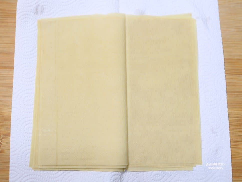 두부의 물기를 종이타월로 꼼꼼히 제거합니다.