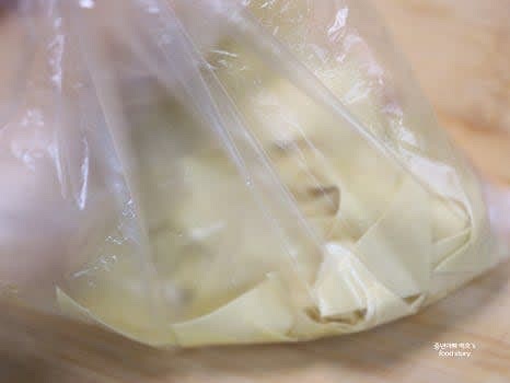 잘라둔 두부를 위생 비닐에 담고 올리브오일 2스푼을 넣어 골고루 코팅합니다. 소금을 추가하고 싶다면 약간 넣어줍니다.