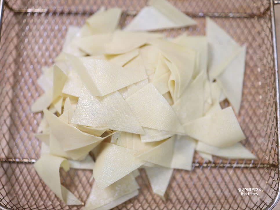 에어프라이어에 두부를 겹치지 않게 골고루 펼쳐 넣습니다.