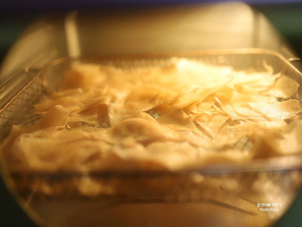 185℃에서 3분간 조리한 후 꺼내서 뒤집어줍니다.