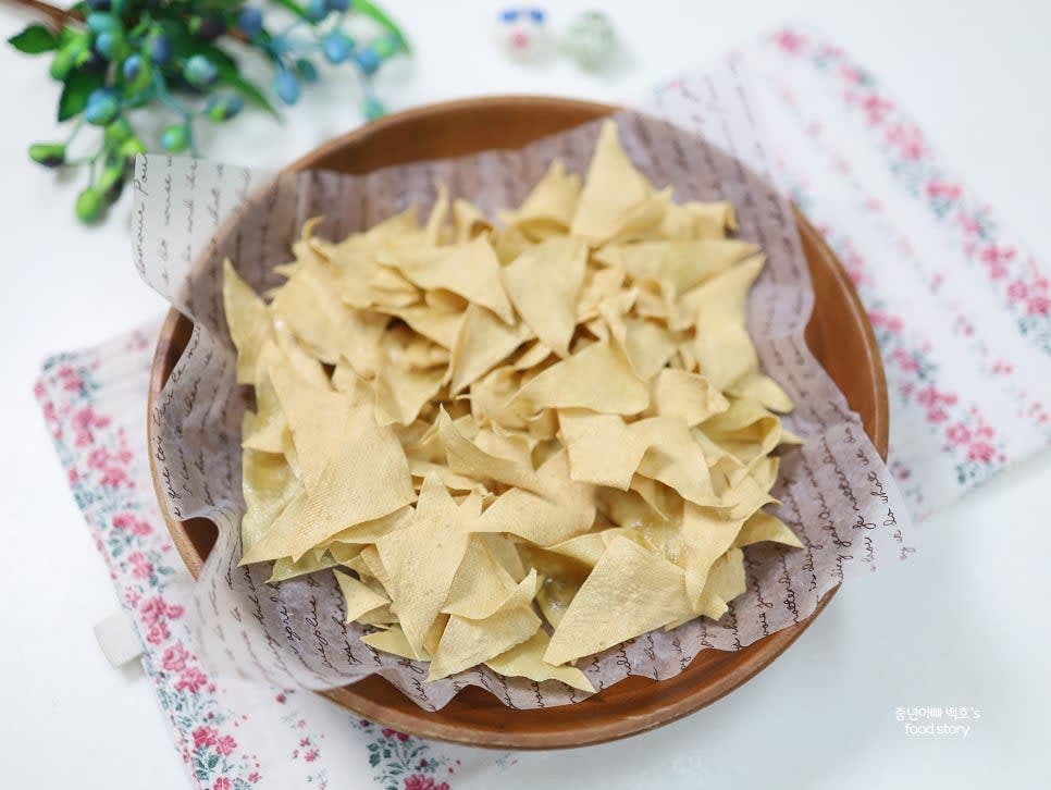 그릇에 담아 고소하고 바삭한 두부과자를 즐깁니다. 밀폐용기에 보관하면 며칠 동안 간식으로 활용할 수 있습니다.