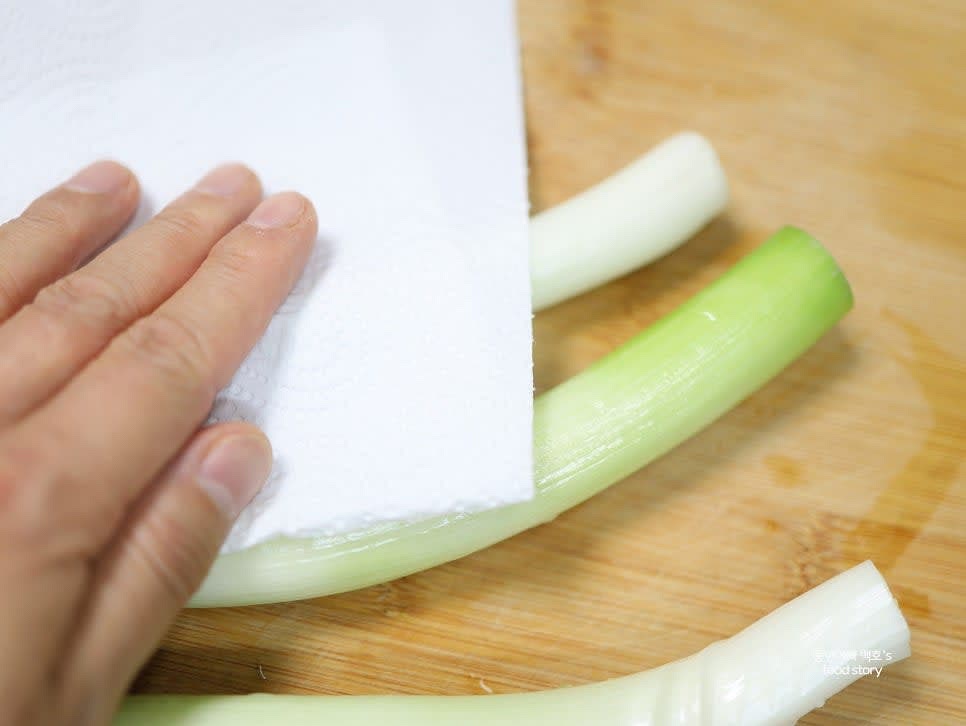대파를 흐르는 물에 깨끗이 씻은 후 종이타월로 물기를 제거합니다.