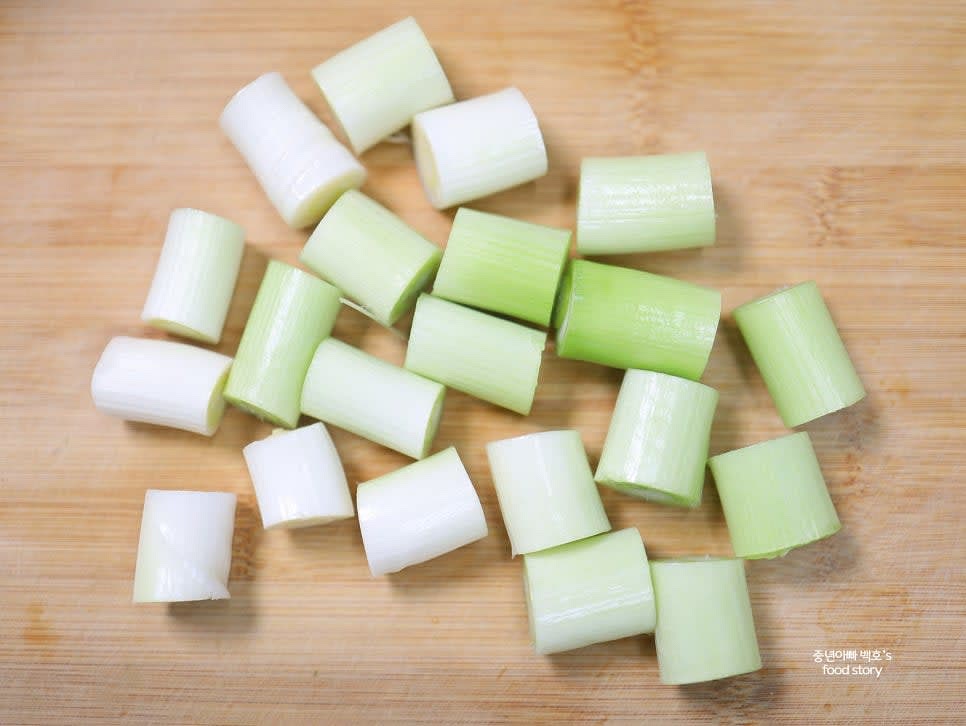 대파를 한 입 크기인 2cm 내외로 잘라 넉넉한 그릇에 담아둡니다.