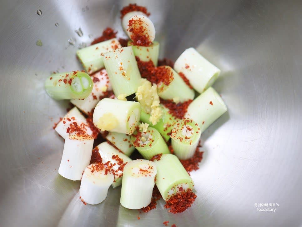 고춧가루 2T, 까나리 액젓 2T, 매실청 1/2T, 다진 마늘 1/4T, 다진 생강 아주 조금을 대파 위에 넣습니다.