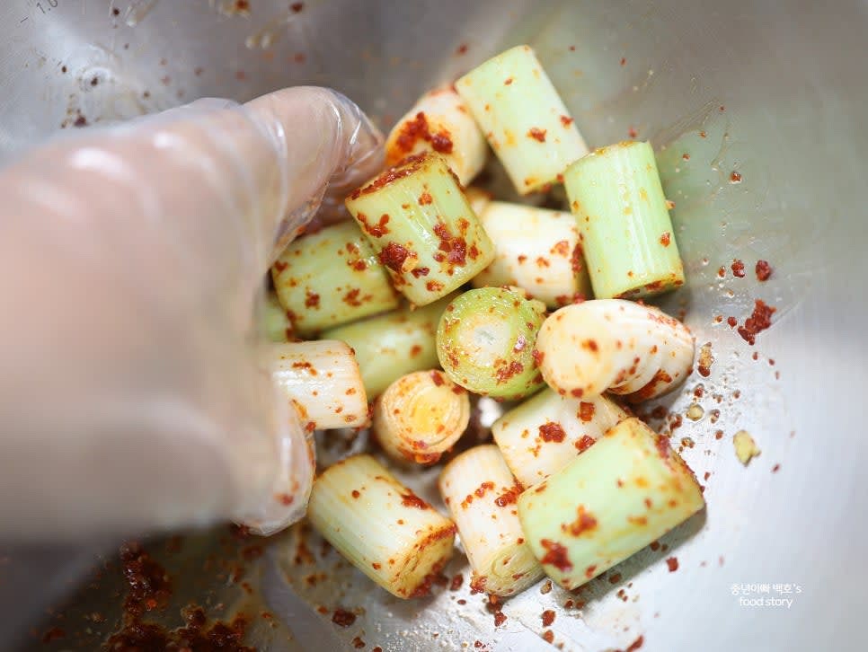 손으로 조물조물 골고루 무쳐 양념이 대파에 잘 스며들게 합니다.