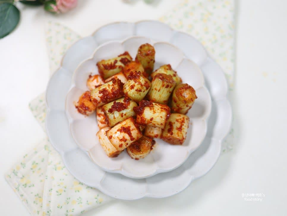 무친 대파김치를 그릇에 담아냅니다. 바로 먹거나 하루 숙성시켜 드시면 됩니다.