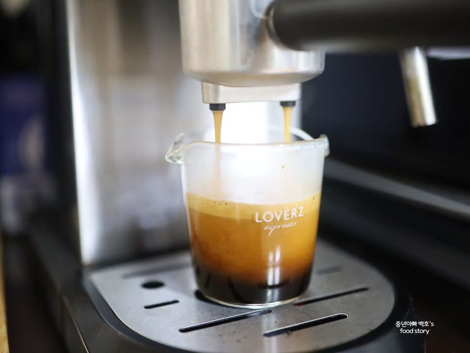 원두를 갈아 2샷 분량의 에스프레소를 내려주세요. 가루 커피나 캡슐 커피를 사용해도 좋습니다.