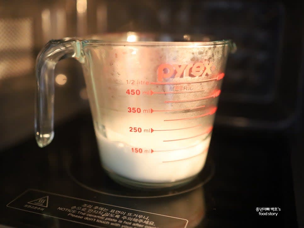 우유 200ml를 65~70℃로 데워주세요. 전자레인지에 30초씩 끊어 돌려 막이 생기지 않게 합니다.