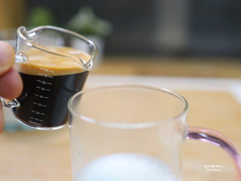 데운 우유 중 150ml를 에스프레소에 섞고, 나머지 50ml로 우유거품을 만들어 위에 올려줍니다.