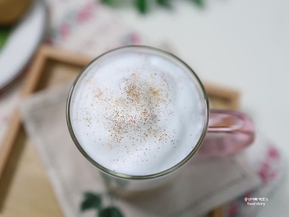 시나몬 가루를 뿌려 완성합니다. 시럽이나 설탕은 기호에 따라 추가하세요.
