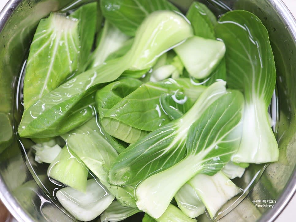 청경채는 한 잎씩 떼어 깨끗이 씻고, 물에 3분간 담갔다가 물기를 제거합니다.