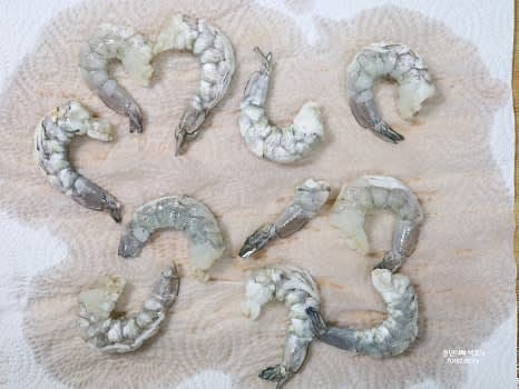 칵테일 새우는 흐르는 물에 씻어 물기를 닦아 준비합니다.