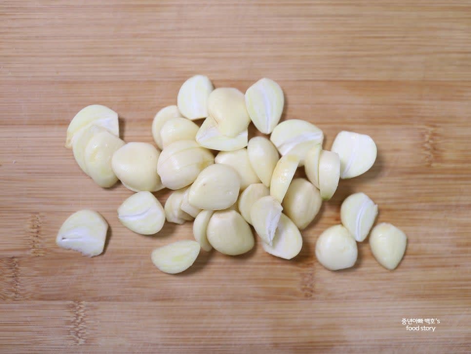 통마늘 15개를 편으로 썰어 준비합니다.