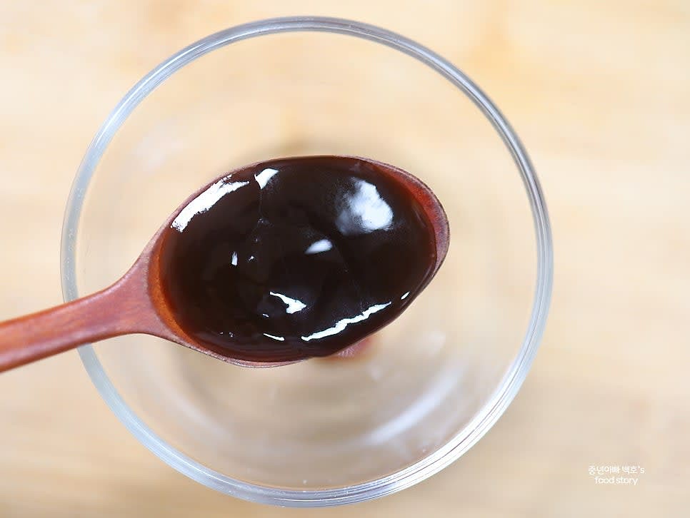 굴소스 1스푼, 진간장 1/2스푼, 맛술 1스푼을 섞어 소스를 만듭니다.