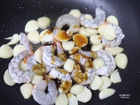 마늘이 볶아지면 새우를 넣고, 미리 만들어둔 소스를 넣어 새우가 반 익을 때까지 볶습니다.