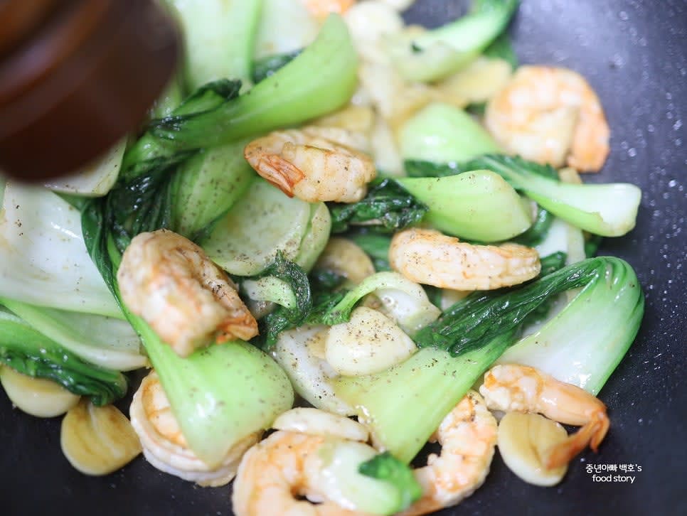 후추를 뿌리고 불을 끈 후 참기름 1스푼을 넣어 섞어줍니다.