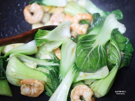 청경채를 넣고 센 불에서 살짝 숨이 죽을 정도로 볶습니다.