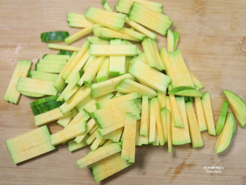 애호박은 2~3mm 두께로 동그랗게 썬 후 얇게 채를 썰어 준비합니다.