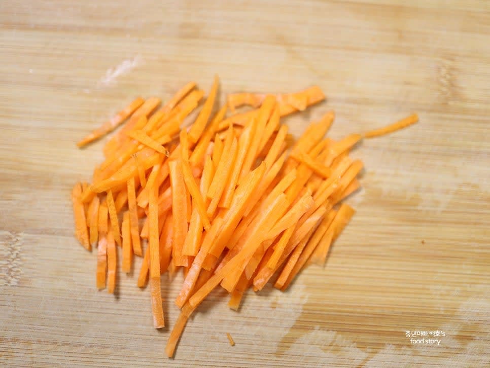 당근은 애호박보다 더 얇은 2mm 두께로 채를 썰어 준비합니다.