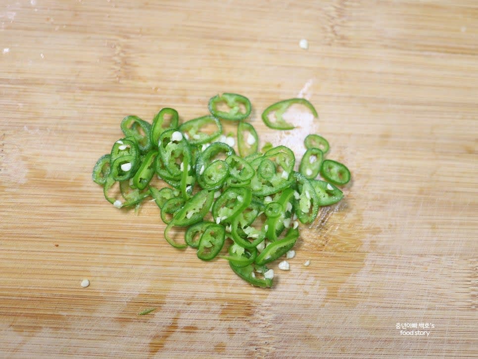청양고추는 송송 썰어 매운맛을 추가합니다.