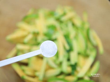 믹싱 볼에 애호박, 당근, 청양고추를 넣고 소금 아주 조금 넣어 살짝 절여줍니다. 5~10분 후에 수분이 약간 올라옵니다.