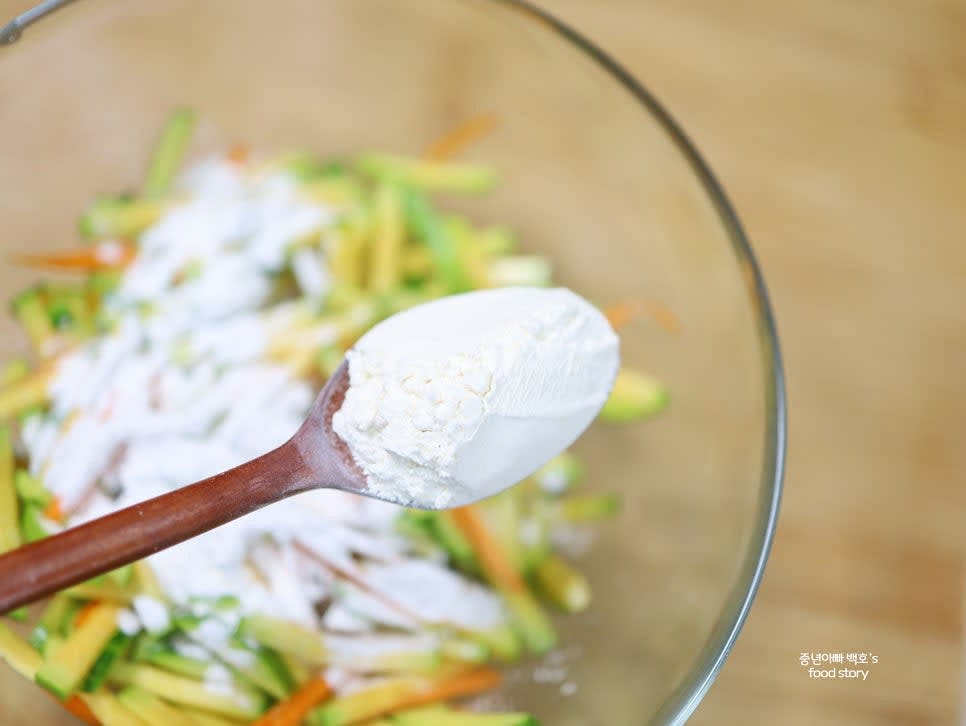 절인 재료에 감자 전분 2T와 부침가루 6T를 넣고 고루 섞어줍니다. 필요하면 물 2~3스푼을 추가해 반죽을 적당히 조절합니다.