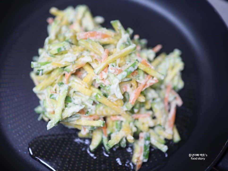 달군 팬에 식용유를 넉넉히 두르고 반죽을 올려 동그랗게 모양을 잡아줍니다.