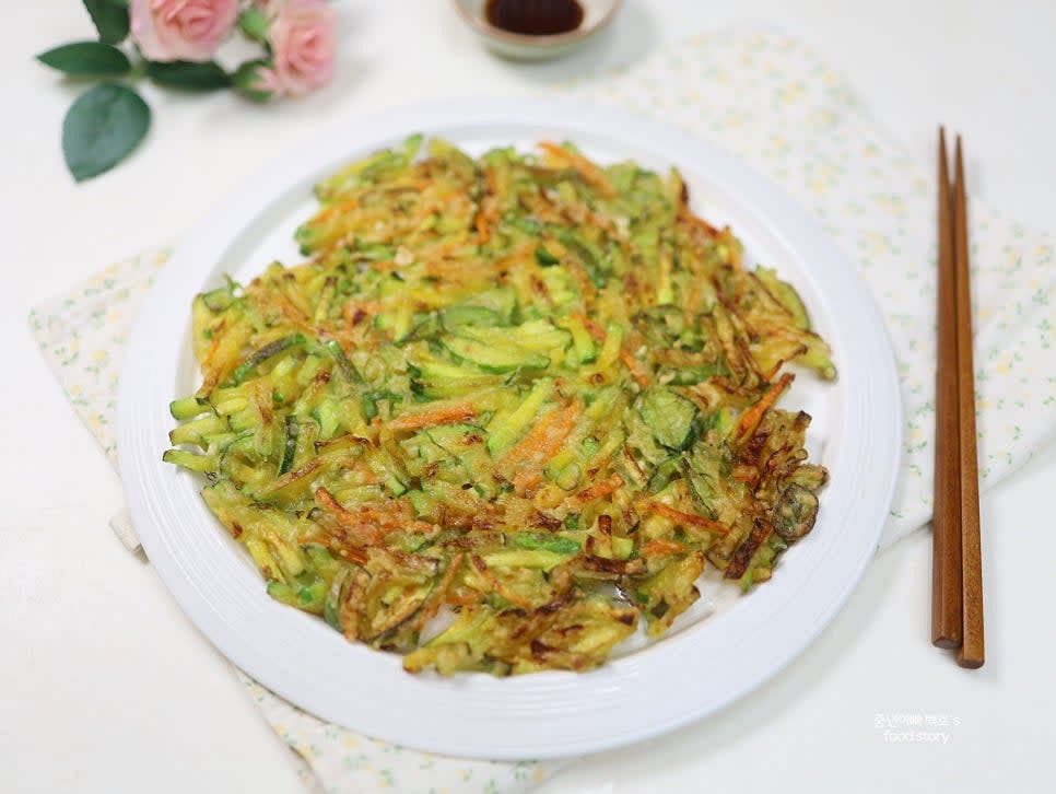 반대쪽도 노릇하게 익힌 후 그릇에 담아 완성합니다.