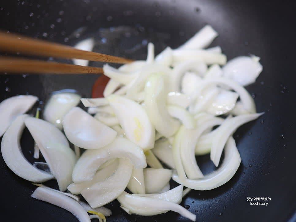 팬에 식용유를 넉넉히 두르고 중약 불에서 양파를 볶아 향을 올립니다.