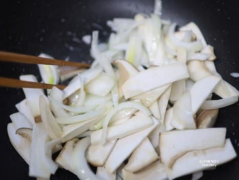 버섯을 추가하고 중강 불로 올려 볶아줍니다.