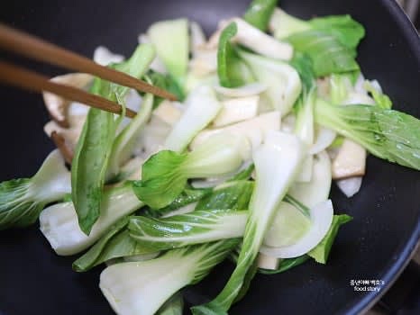 청경채를 넣고 살짝만 볶아 아삭한 식감을 살립니다.