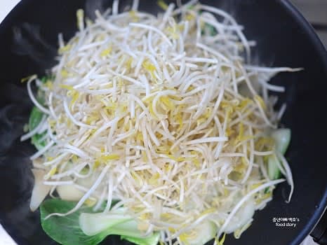 숙주를 넣고 빠르게 섞어 볶아줍니다.