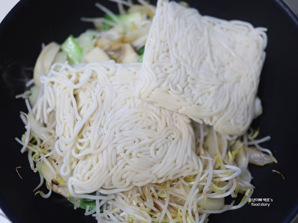 야끼소바 면을 넣고 센 불에서 1~2분간 볶으며 면을 잘 풀어줍니다.