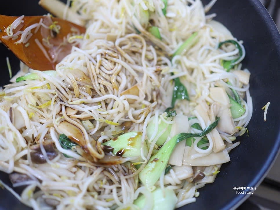 불을 끈 후 시판 소스를 넣고 고루 섞어줍니다.