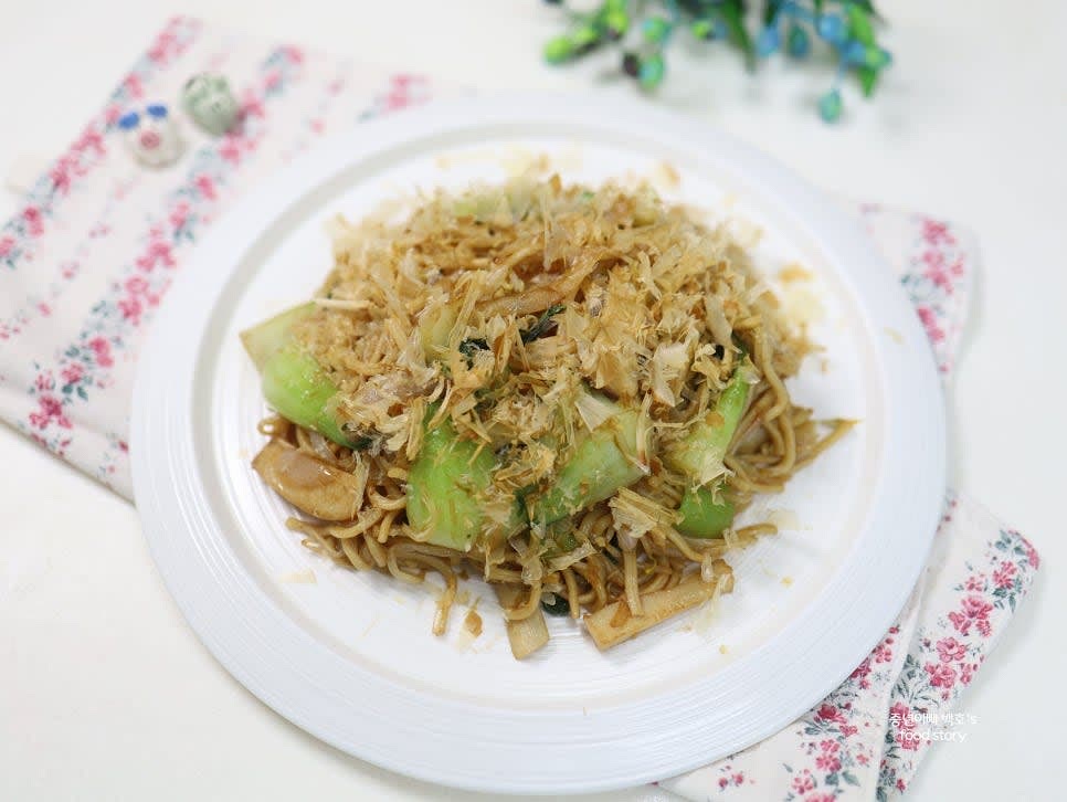 완성된 야끼소바를 그릇에 담고 가쓰오부시를 넉넉히 뿌려 마무리합니다.