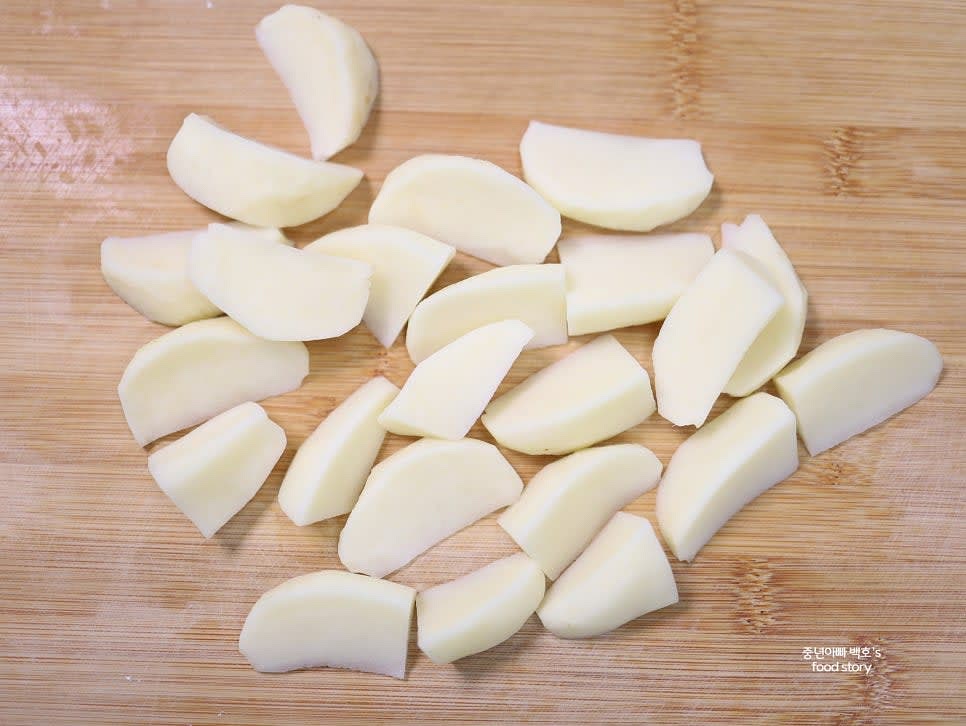감자 2알을 깨끗이 씻어 V자 형태로 썰어줍니다.