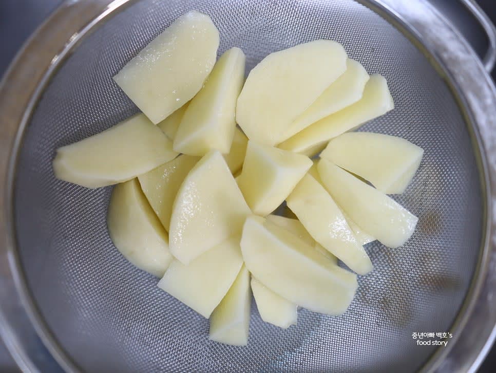 썰어놓은 감자를 흐르는 물에 헹구고, 물에 10분간 담가 전분을 제거합니다.