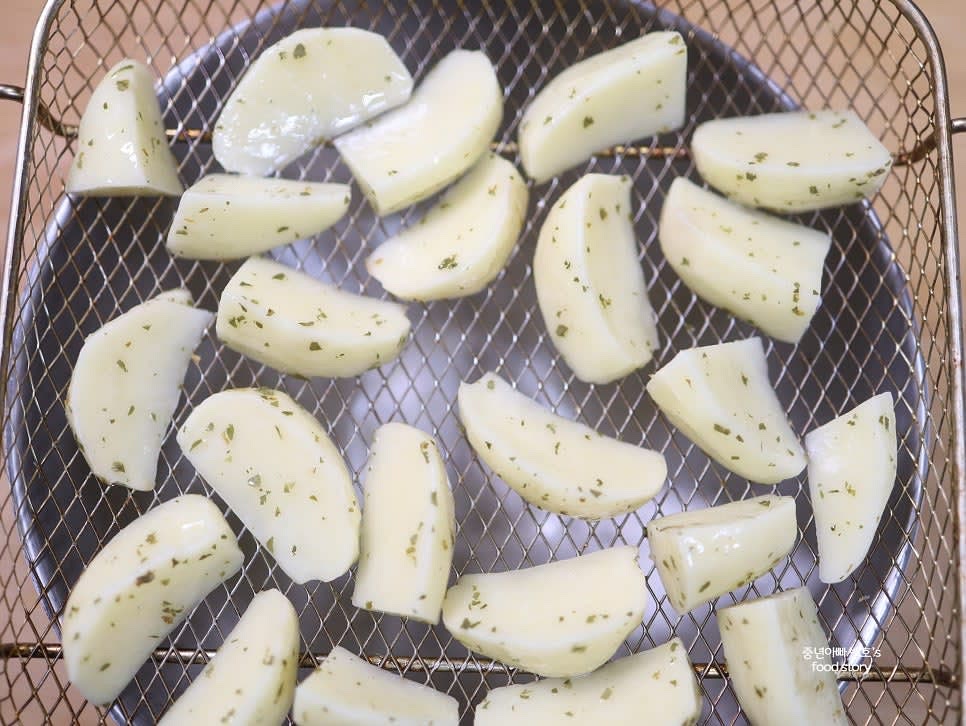 에어프라이어를 200℃로 예열한 후, 감자를 망에 서로 달라붙지 않게 올립니다.