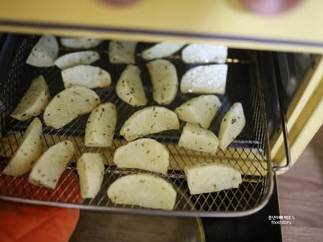 200℃에서 10분간 조리한 뒤, 감자를 뒤집고 추가로 5분간 더 조리합니다.