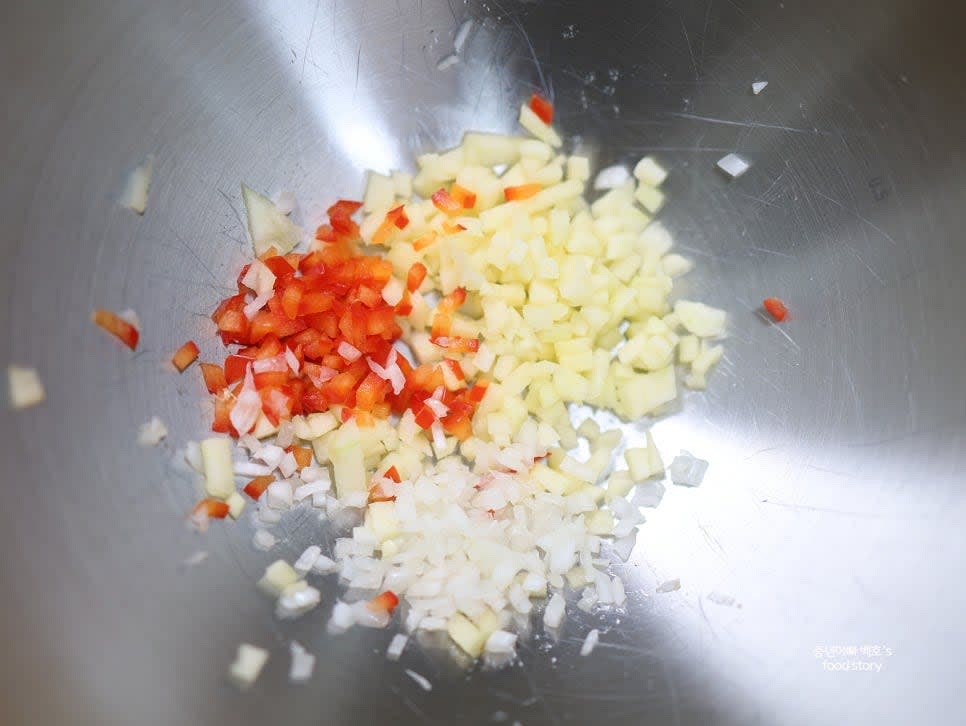 사과, 파프리카, 양파를 작은 크기로 잘게 썰어줍니다.