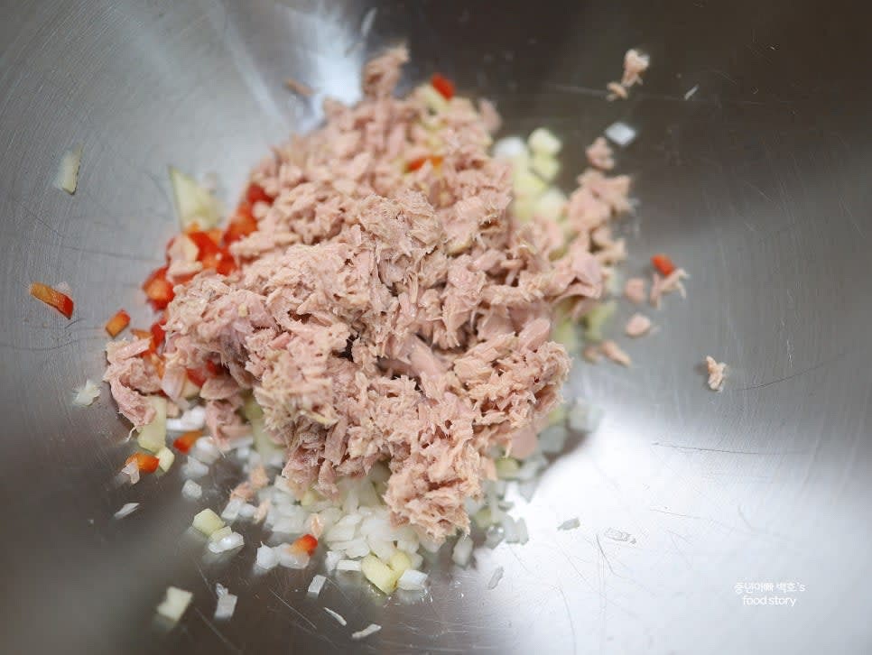 참치캔의 기름을 빼고, 볼에 담아 보슬보슬하게 풀어줍니다.