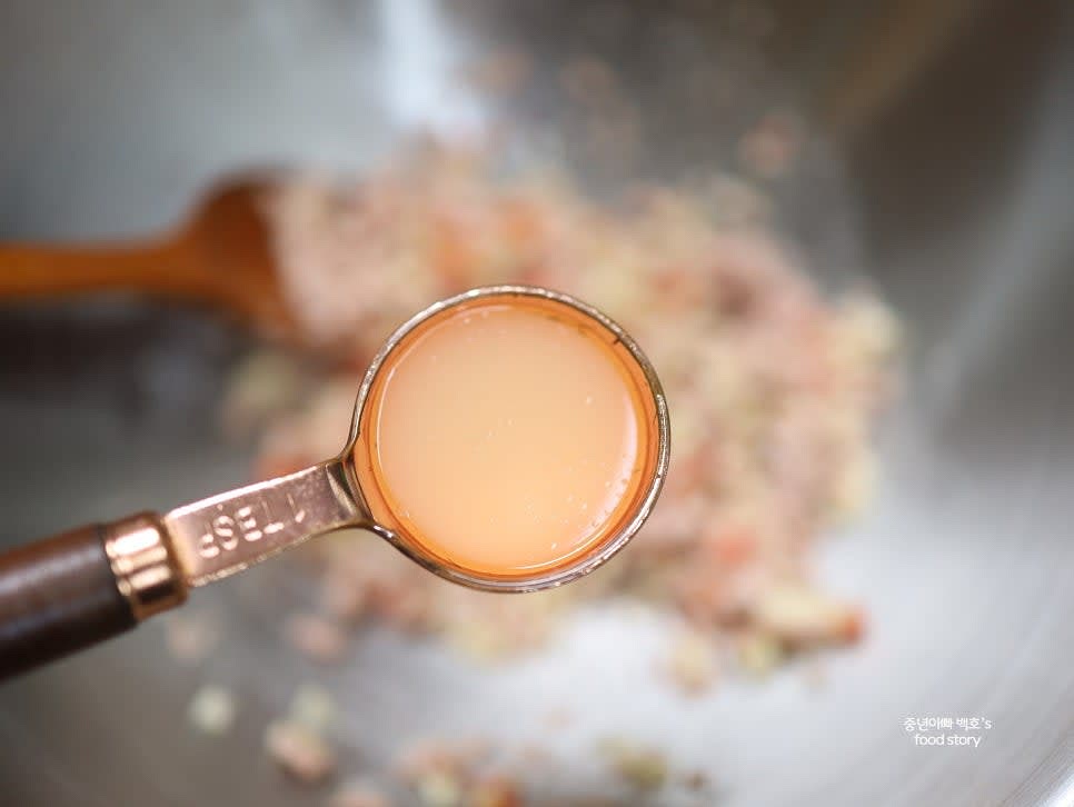 썰어둔 재료와 참치를 섞고, 올리브오일 1스푼, 레몬즙 2/3스푼, 마요네즈 2스푼을 넣어 골고루 섞어줍니다.