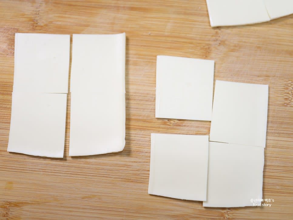 슬라이스 치즈를 크래커 크기에 맞춰 자르고, 과일과 블랙 올리브도 적당한 크기로 준비합니다.