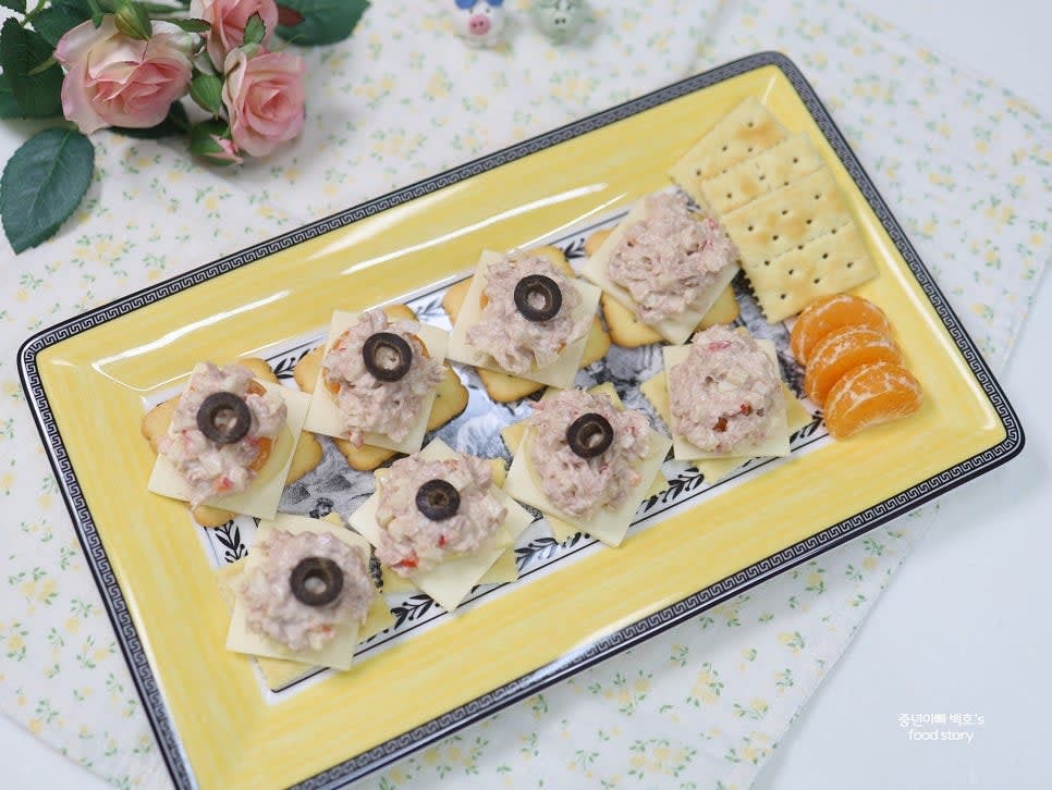 플레이팅한 후 바로 제공하거나 냉장고에 살짝 보관 후 제공합니다.