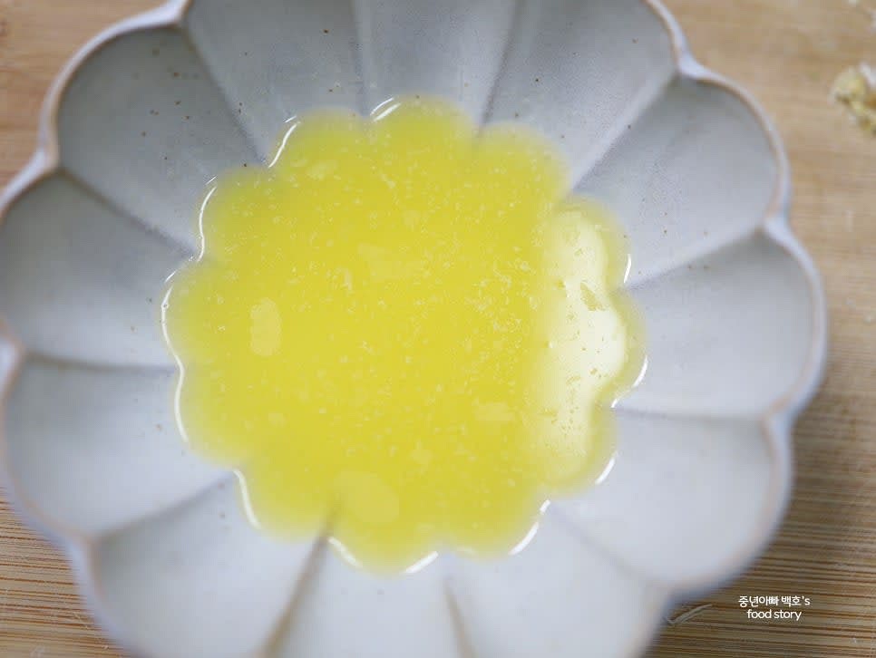 무염버터 30g을 전자레인지에 30초씩 끊어 돌려 녹입니다.