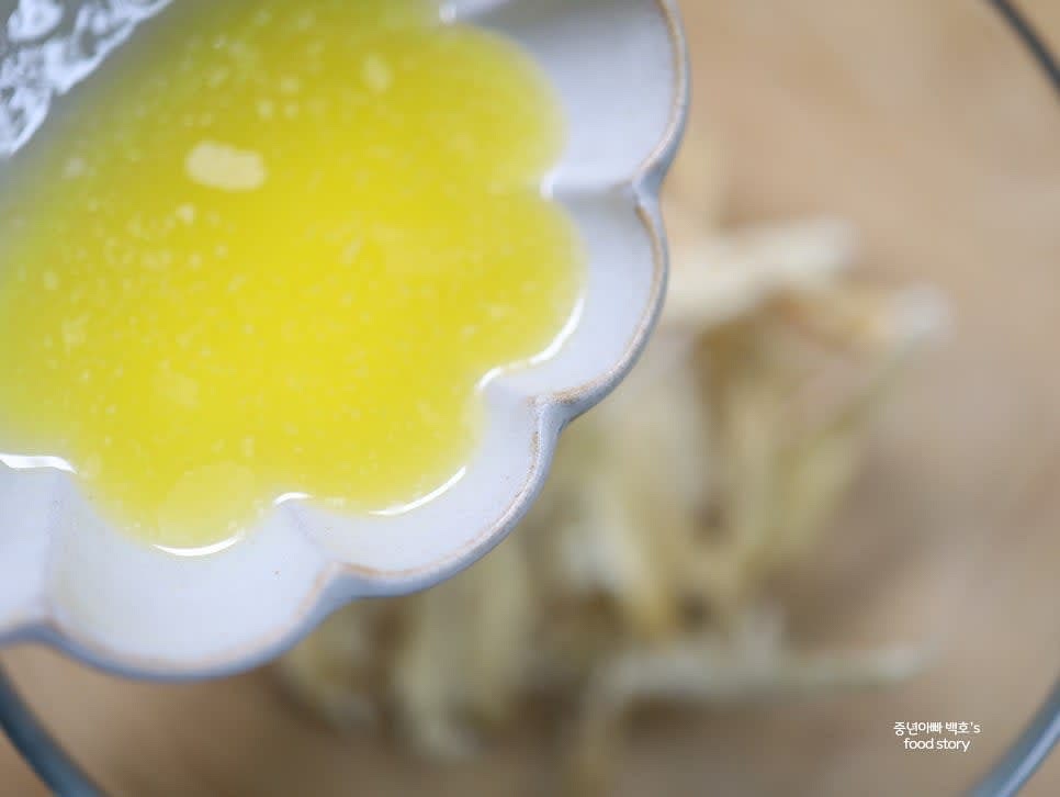 믹싱 볼에 황태채를 넣고 녹인 버터를 조금씩 부어가며 골고루 버무립니다.