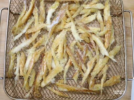 에어프라이어 망에 황태채를 겹치지 않게 펼쳐 놓고 170℃에서 3분간 굽습니다.