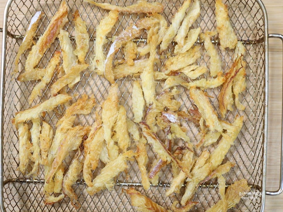 굽는 도중 황태채 상태를 확인하고 덜 구워졌다면 1~2분 추가로 돌려줍니다.