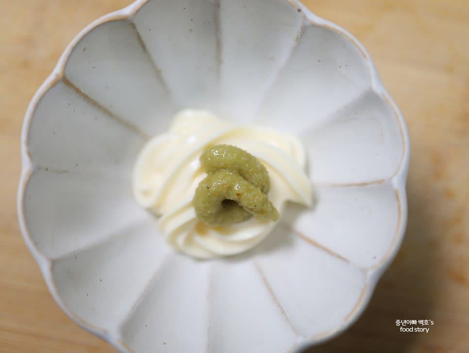 작은 그릇에 마요네즈와 와사비를 섞어 와사비 마요네즈 소스를 만듭니다.