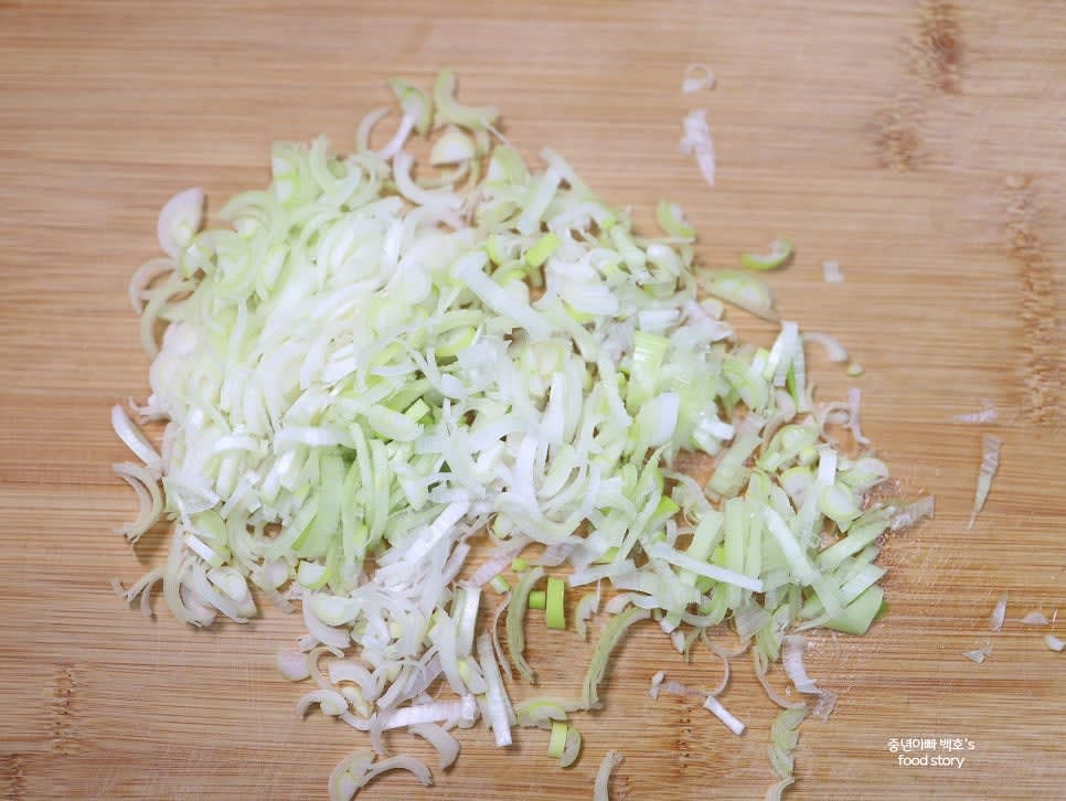 대파는 길게 반으로 자른 후 송송 썰어 준비합니다.